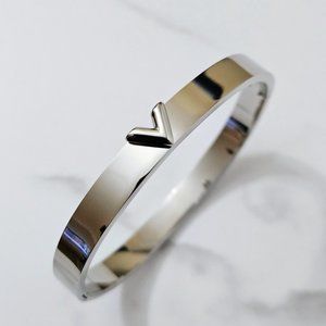 🌷 18K PVD Gold Plated Stainless Steel V Bangle - Luxury Waterproof